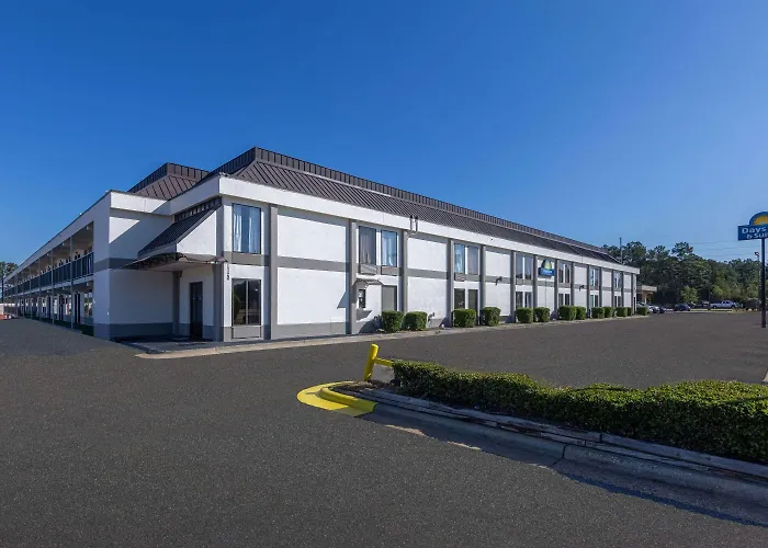 Days Inn & Suites By Wyndham Fort Bragg/Cross Creek Mall